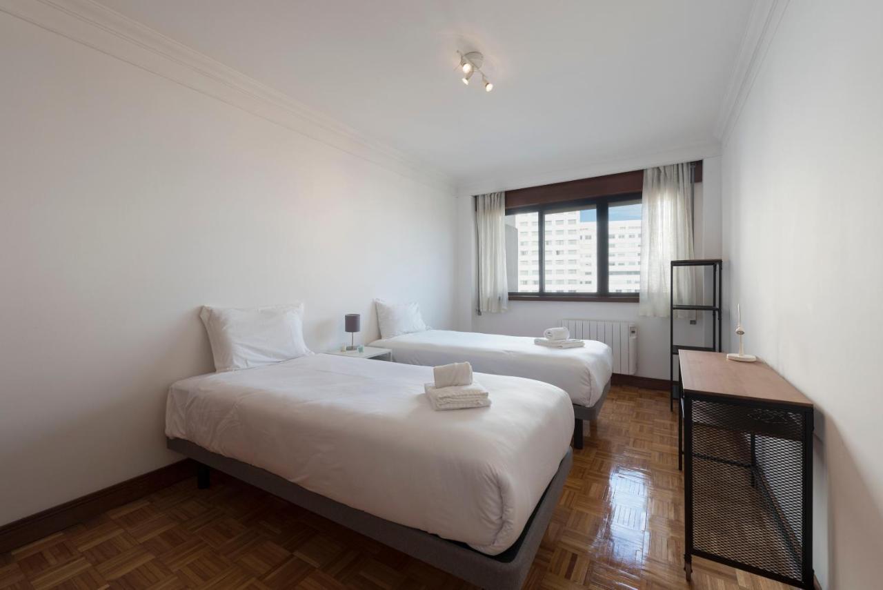 Lovelystay - Charming 3Br Flat W/ Free Parking In Devesas Вила Нова ди Гая Екстериор снимка