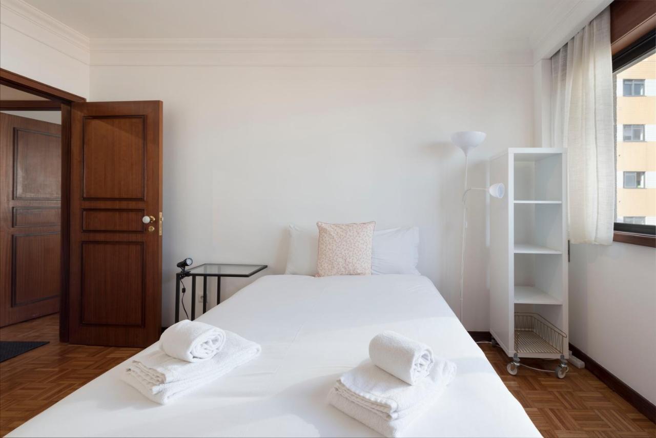 Lovelystay - Charming 3Br Flat W/ Free Parking In Devesas Вила Нова ди Гая Екстериор снимка