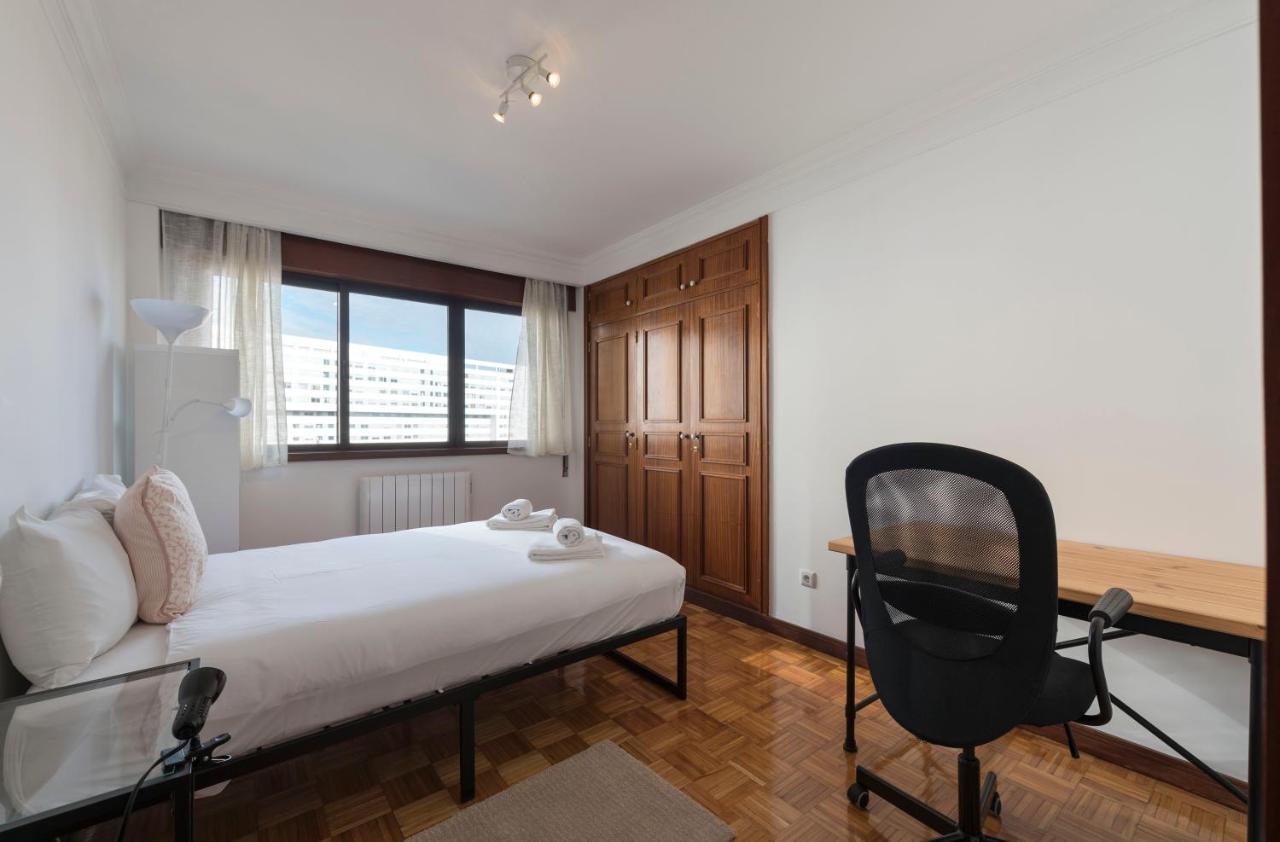 Lovelystay - Charming 3Br Flat W/ Free Parking In Devesas Вила Нова ди Гая Екстериор снимка